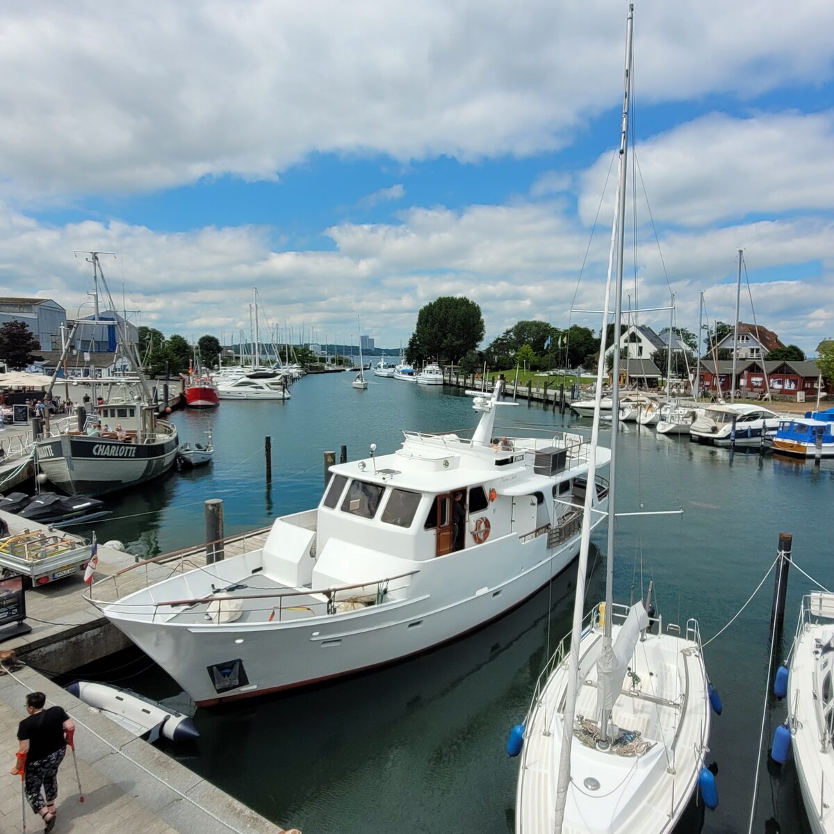 Boote und Hafenbecken im Niendorfer Hafen an der Ostsee
